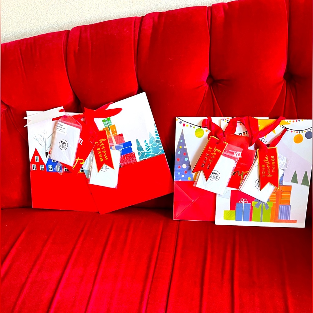 Holiday Festive Gift Bags with Gift Tissue Paper Set of 4 NWT